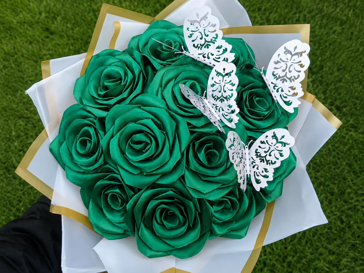 12 Ribbon Rose Bouquet